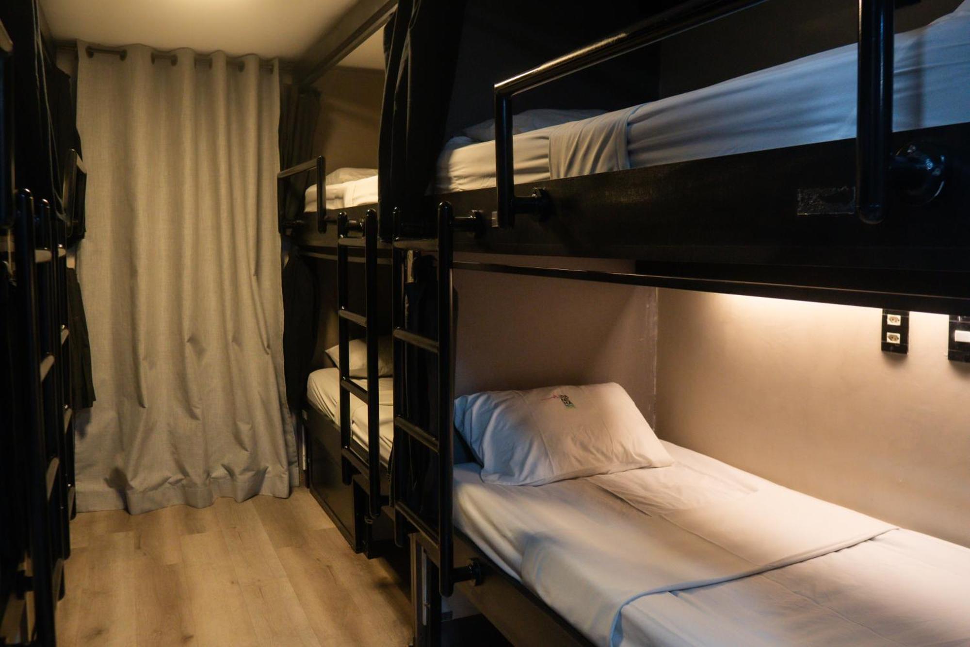 Bed 8-Bed Mixed Dormitory Room Street view