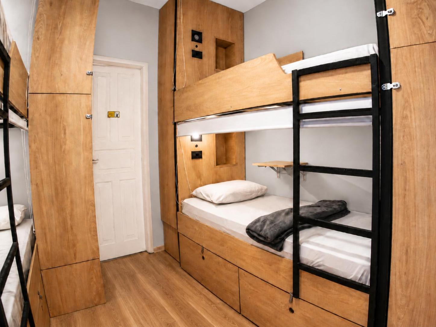 Cama em Dormitório Misto com 6 Camas