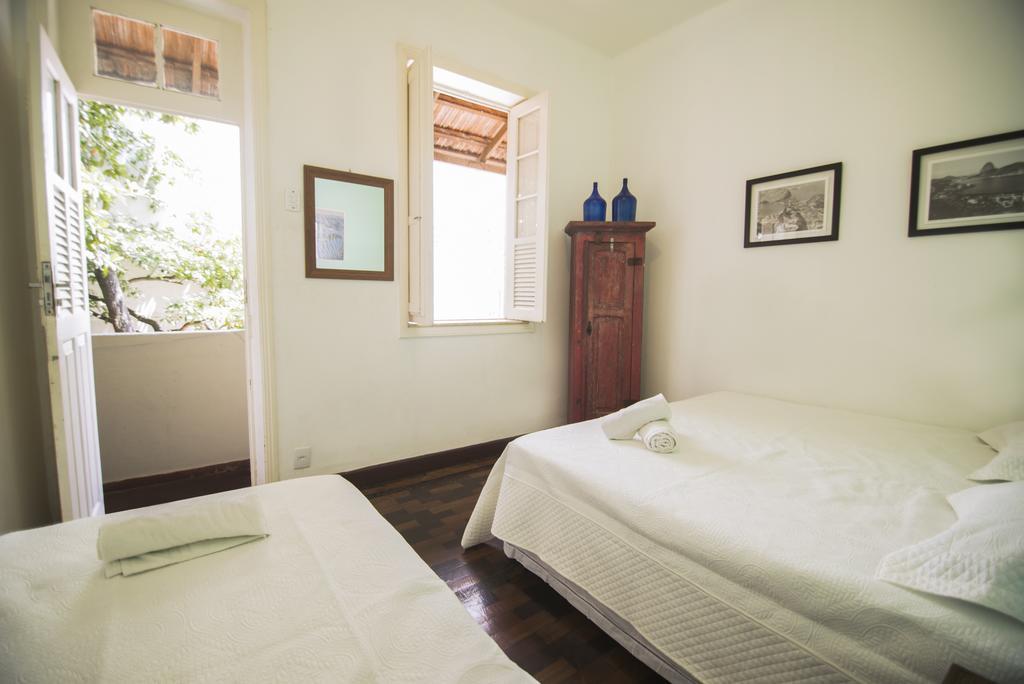 Quarto Triplo com Banheiro Compartilhado