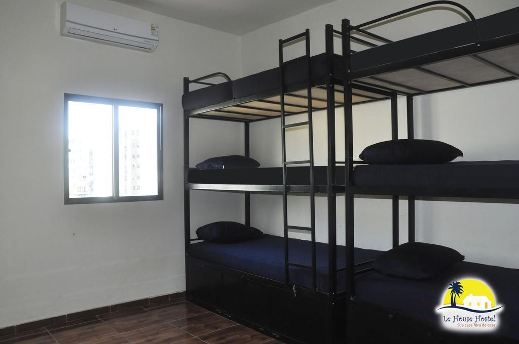 Cama em Dormitório Feminino com 9 Camas e Banheiro Privativo