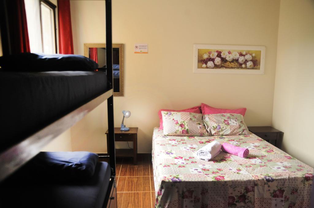 Quarto Privativo com Cama de Casal ou 2 de Solteiro e Banheiro Privativo