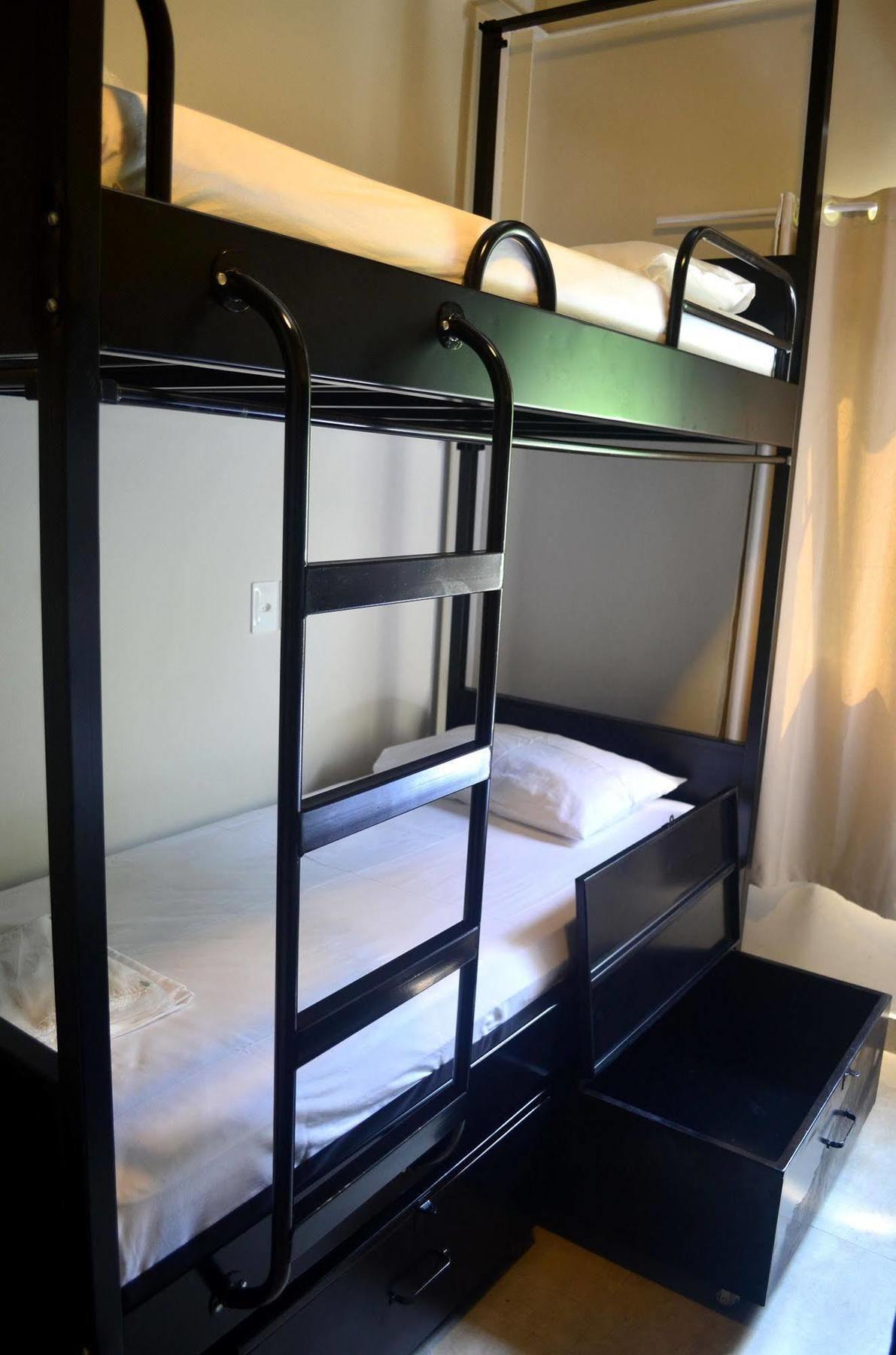 Quarto Triplo com Banheiro Privativo